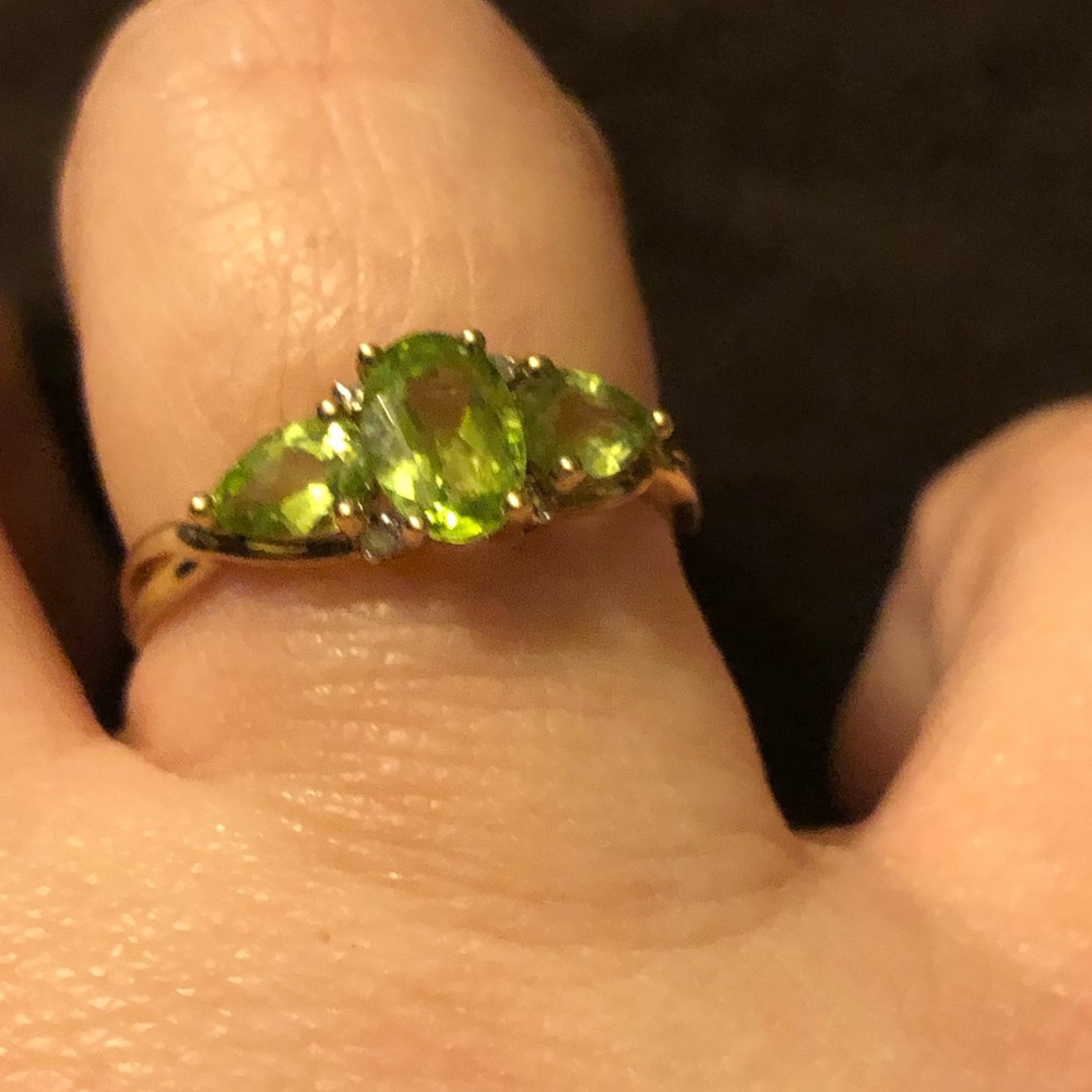 Gold ring with peridot and diamonds